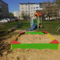 НАЧАЛИ УСТАНАВЛИВАТЬ НОВЫЕ ПЕСОЧНИЦЫ ВО ДВОРАХ
