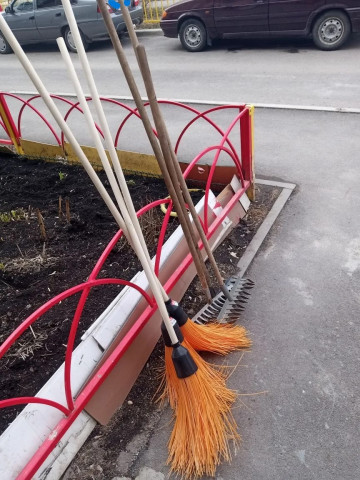 КАМЕНЦЫ АКТИВНО НАВОДЯТ ПОРЯДОК НА КЛУМБАХ, А ВОТ ПОЛНОЦЕННЫЕ СУББОТНИКИ ПОКА НЕ В ПОЧЕТЕ