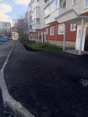 В ДВУХ СОСЕДНИХ ДВОРАХ ЮЖНОГО МИКРОРАЙОНА ЗАВЕРШИЛОСЬ БЛАГОУСТРОЙСТВО