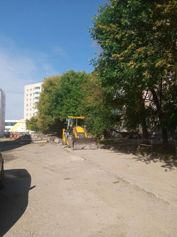 НА ПРОСПЕКТЕ ПОБЕДЫ, 27, НАЧАЛОСЬ БОЛЬШОЕ БЛАГОУСТРОЙСТВО ДВОРА
