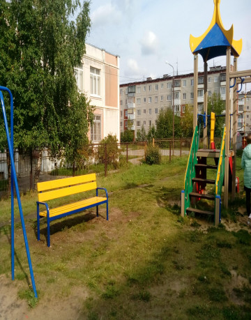 СТРАДА ПО ЛАВОЧКАМ, УСТАНОВЛЕННЫМ ВО ДВОРАХ, ПРОДОЛЖАЕТСЯ