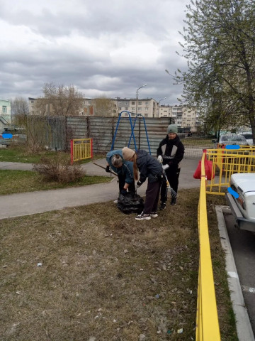 ВЧЕРА ВЕЧЕРОМ НА 4-Й ПЯТИЛЕТКИ, 38, ЖИЛЬЦЫ ПРОВЕЛИ СУББОТНИК