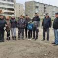КАМЕНЦЫ ПРОДОЛЖАЮТ ПРОВОДИТЬ СУББОТНИКИ ВБЛИЗИ МНОГОКВАРТИРНЫХ ДОМОВ