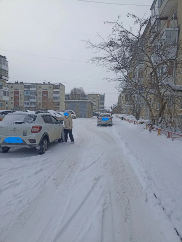 ЖИЛЬЦЫ НЕКОТОРЫХ МНОГОКВАРТИРНЫХ ДОМОВ САМИ МЕШАЮТ ВЫВОЗУ МУСОРА ИЗ ДВОРОВ