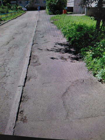 НА БУЛЬВАРЕ КОМСОМОЛЬСКОМ, 43, СТАРТОВАЛ РЕМОНТ ТРОТУАРА