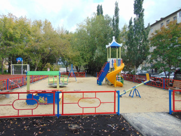 УСТРАНЯЕМ СЛЕДЫ ВАНДАЛИЗМА НА ДЕТСКИХ ПЛОЩАДКАХ
