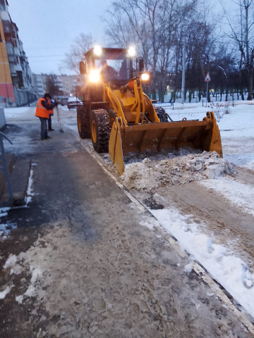 ВТОРОЙ ДЕНЬ ПОДРЯД ПРОДОЛЖАЕТСЯ МЕХАНИЗИРОВАННАЯ УБОРКА ДВОРОВ