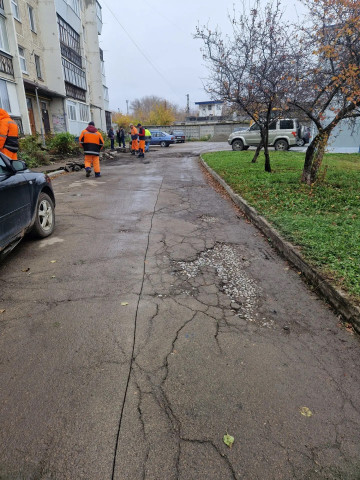 ЕЩЕ В ОДНОМ ДВОРЕ ОТРЕМОНТИРОВАЛИ ТРОТУАР