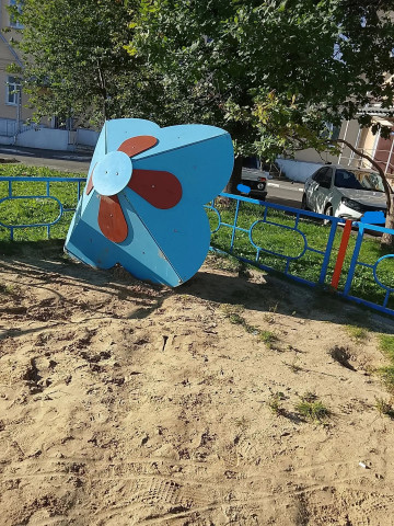ДВОРОВОЙ ВАНДАЛИЗМ НЕ СДАЕТСЯ