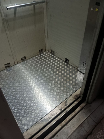 ЕЩЕ В ОДНОМ МНОГОКВАРТИРНОМ ДОМЕ В ЛИФТЕ ПОЯВЯТСЯ РИФЛЕНЫЕ ПОЛЫ