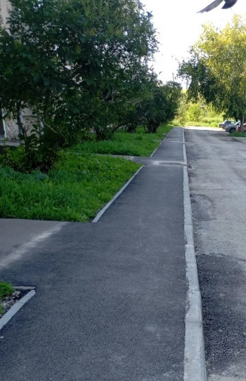 В ОДНОМ ИЗ ДВОРОВ ЧКАЛОВСКОГО ПОСЕЛКА ОТРЕМОНТИРОВАЛИ ТРОТУАР И УЧАСТОК ДОРОГИ
